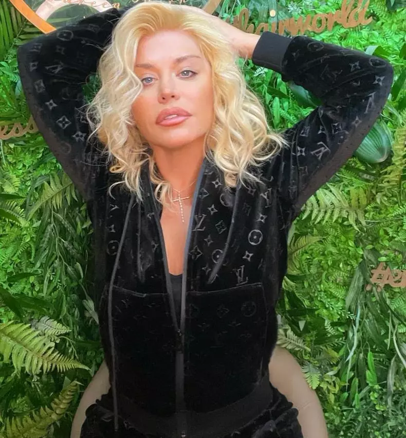 Cum-arata-Loredana-Groza-nemachiata-la-51-de-ani-14