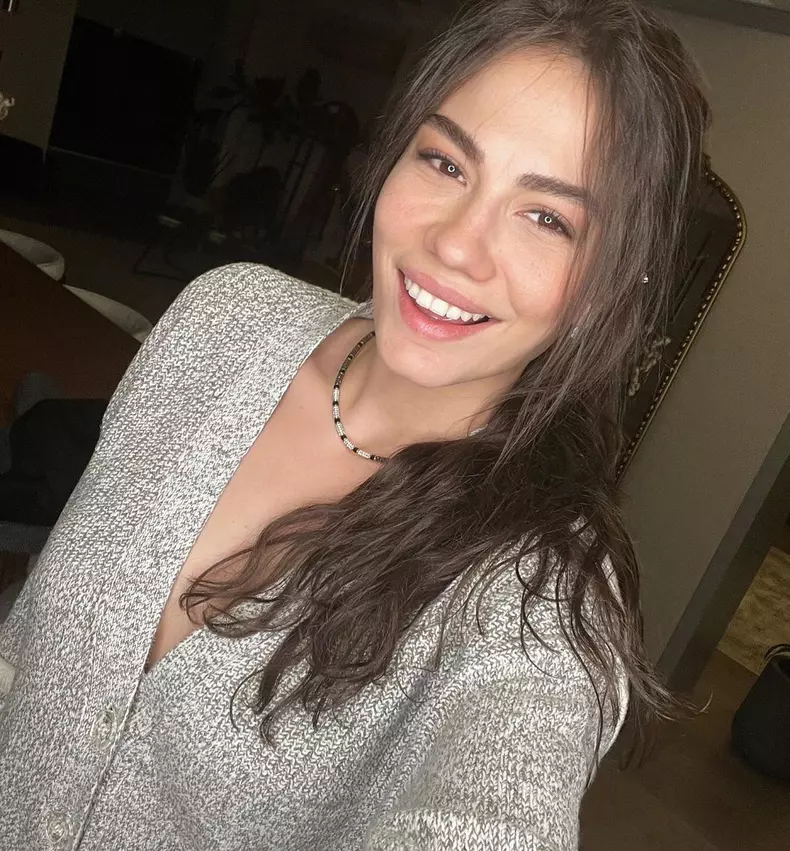 Demet Özdemir, imagini incendiare din cel mai nou serial al actriței