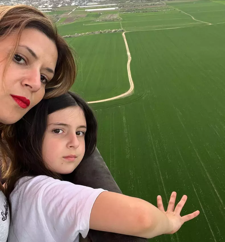 Amalia Enache și fiica ei, Alma