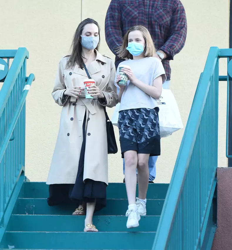 EXCLUSIVE: Angelina Jolie Heads Out With His Daughter in Los Angeles.
