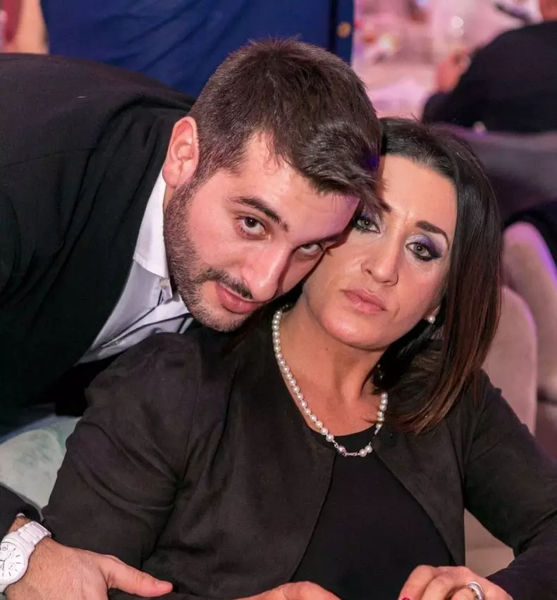 cum-arata-mama-lui-enzo-de-la-chefi-la-cutite-1