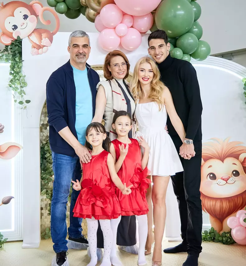 Aurelian Temișan, Monica Davidescu, Victor Cornea, Andreea Bălan și fiicele ei, Ella și Clara, la aniversarea de 6 ani a Clarei