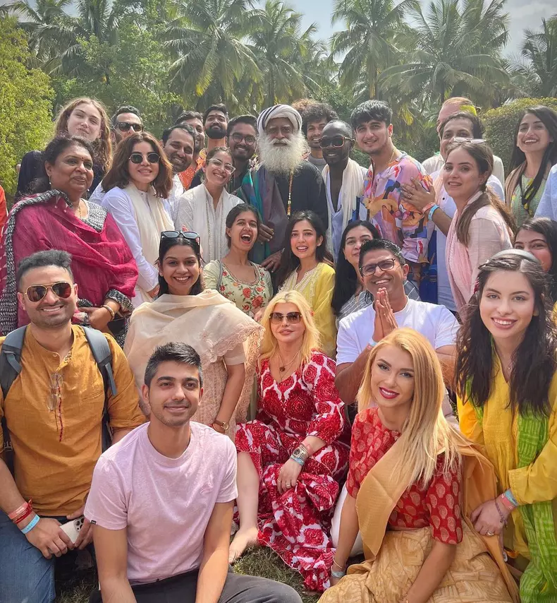 andreea-balan-fericita-sa-l-intilneasca-pe-sadhguru-in-india-4