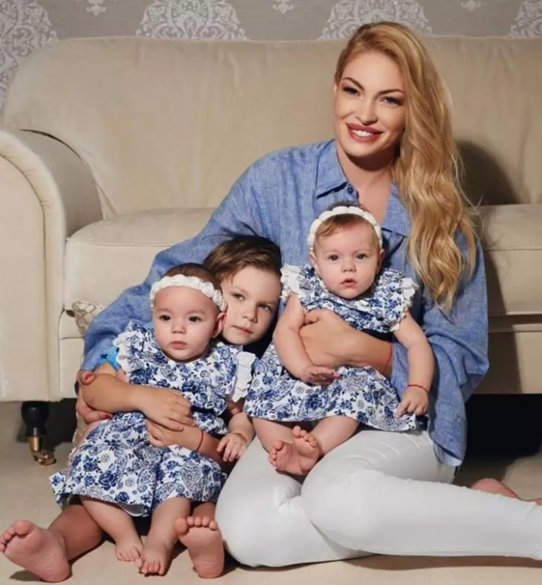 Valentina Pelinel, alături de fiul ei, Milan și gemenele Indira și Rania