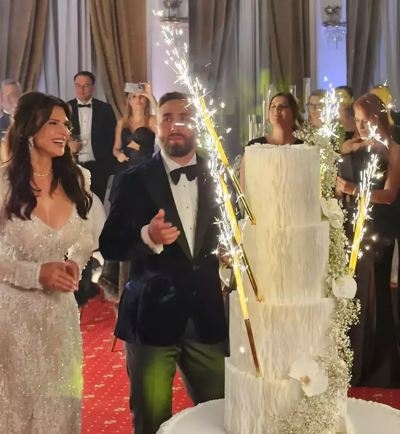 monica-birladeanu-si-valeriu-gheorghita-tort-nunta-1
