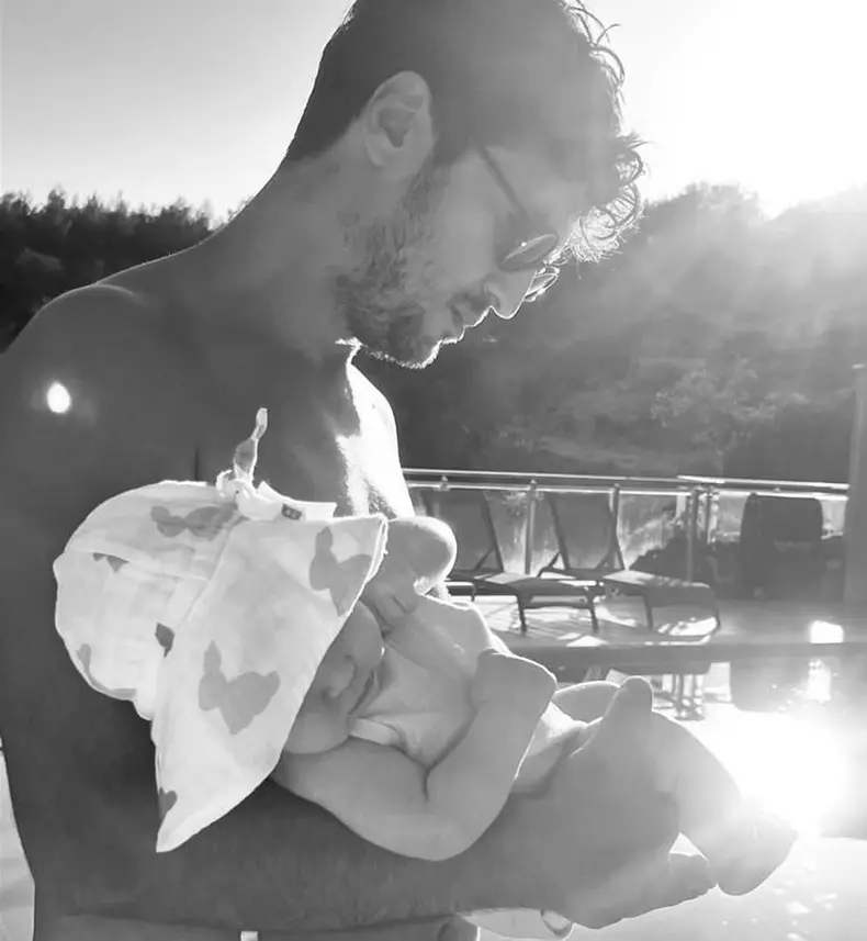 Îl mai țineți minte pe Taner Olmez, Doctorul minune din serialul de la Kanal D? Are o fetiță adorabilă