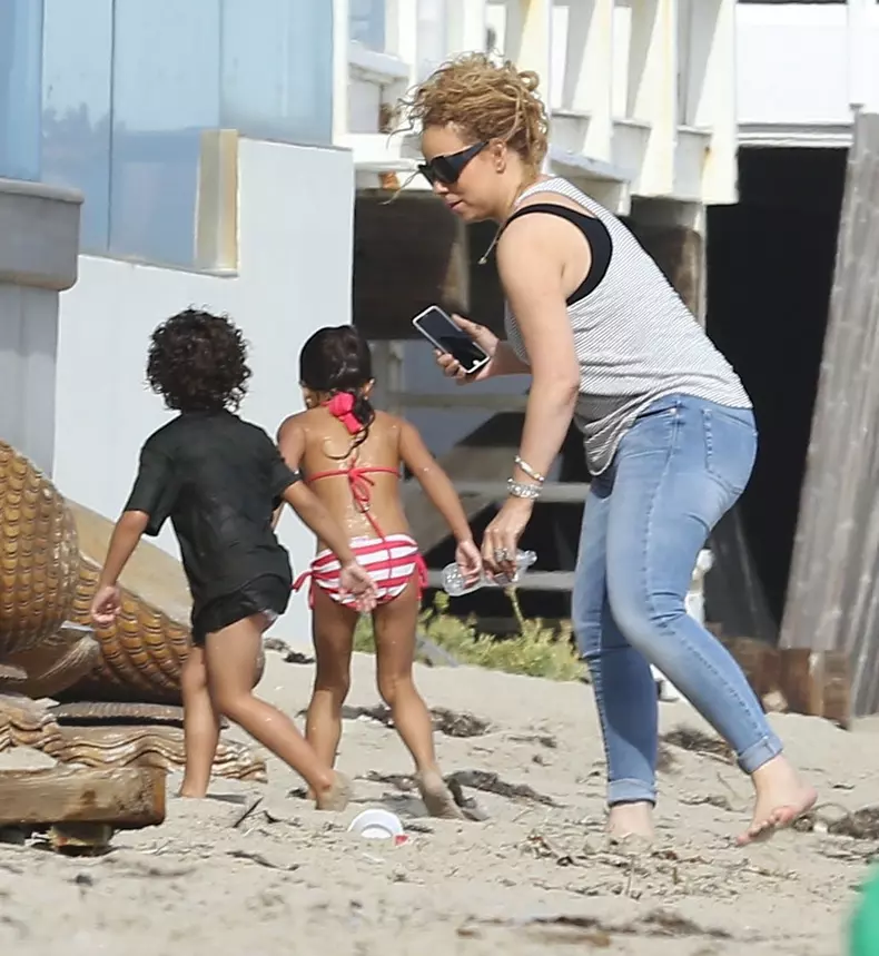 Mariah Carey s-a distrat în Malibu cu gemenii ei