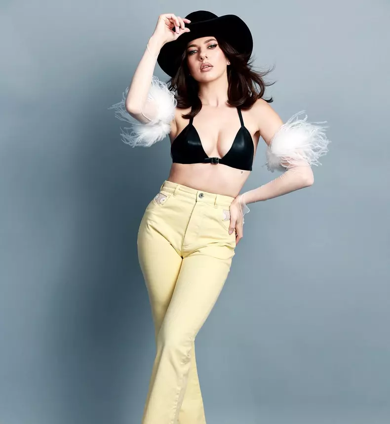 sunt-celebru-scoate-ma-de-aici-9-1