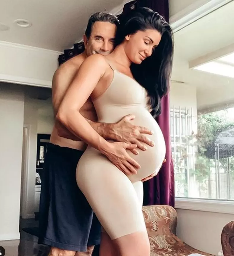 Brittany-Patakos-a-devenit-mama2