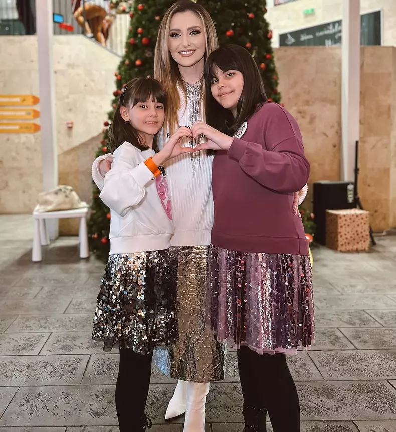 Alina Sorescu și fetițele ei (2)