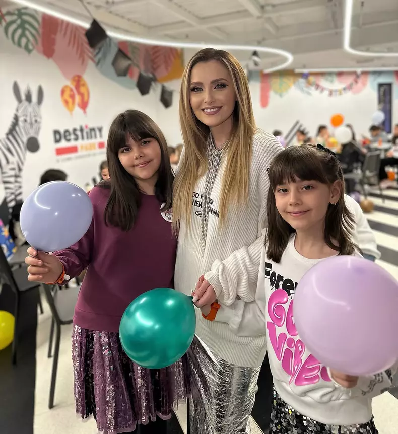 Alina Sorescu și fetițele ei