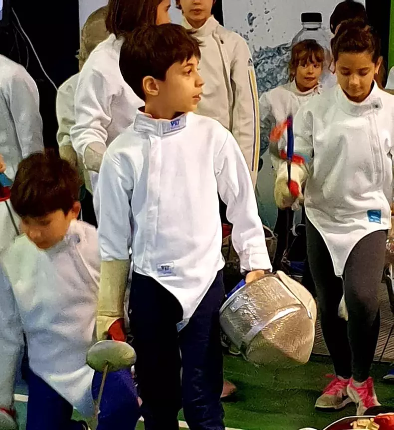 Fiul Iulianei Tudor practică scrimă