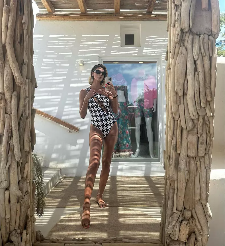 ramona-olaru-s-a-pozat-topless.-ce-imagini-de-senzatie-a-publicat-din-vacanta-in-grecia-3