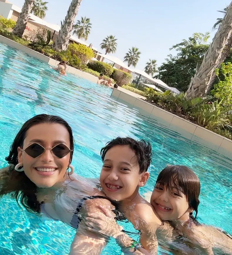 claudia patrascanu cu copiii la piscina