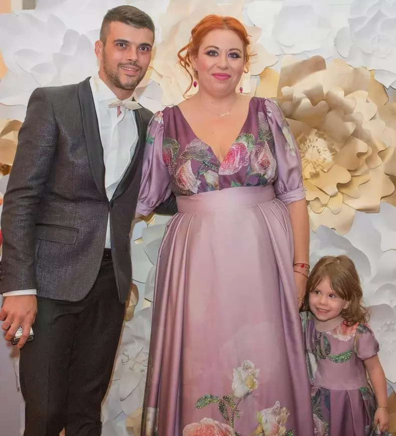 Oana Roman, Marius Elisei și fiica lor, Isabela