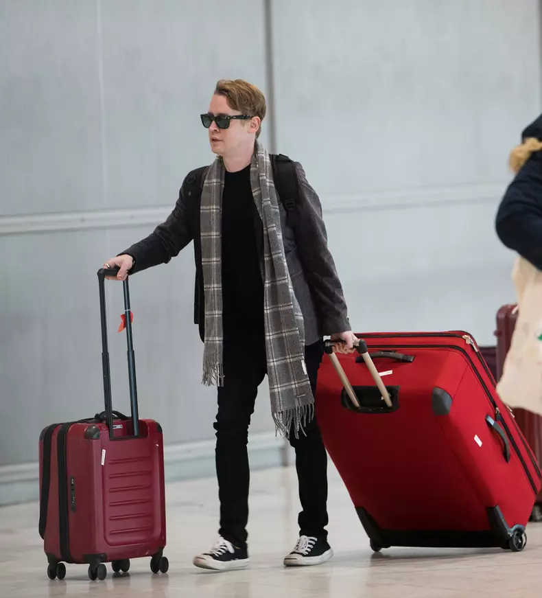 Exclusif - Macaulay Culkin et sa compagne Brenda Song quittent leur appartement parisien pour se rendre à l'aéroport Roissy CDG