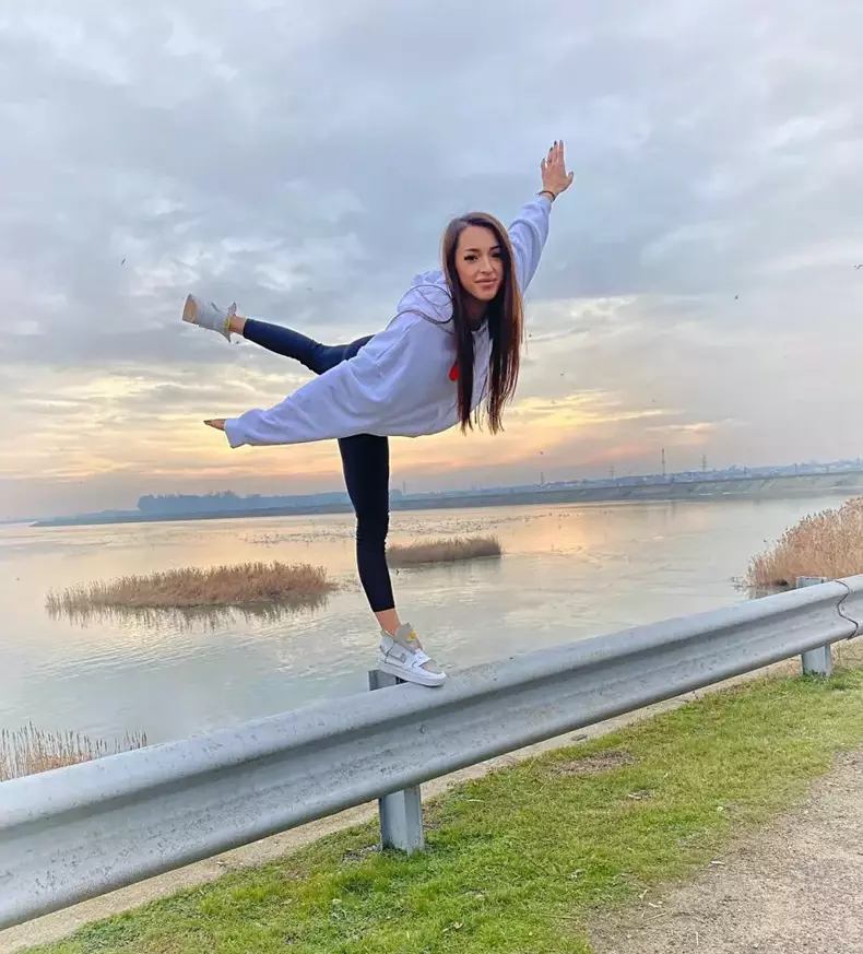 Larisa-Iordache-2-1-927x1024-1