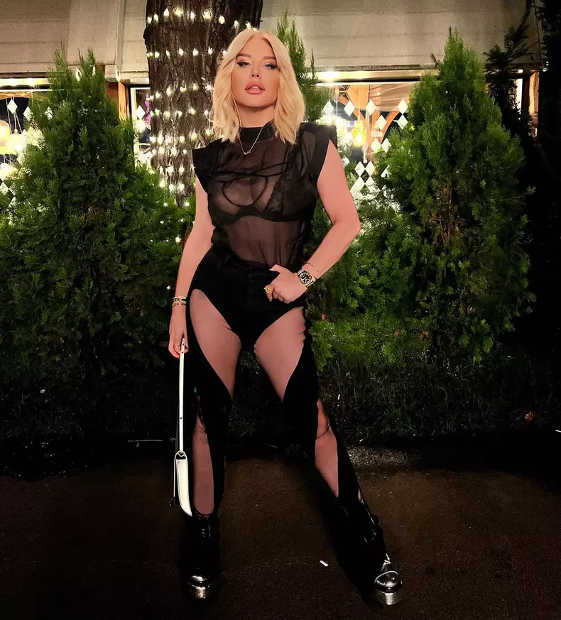 Cum-isi-alege-Loredana-Groza-tinutele-de-scena-1