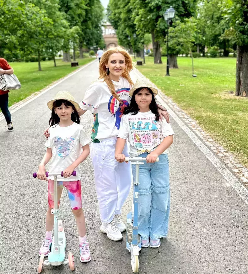 alina-sorescu-si-fetitele-2