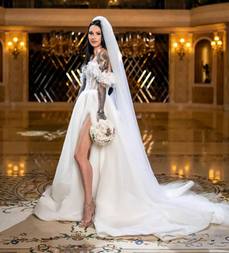 Roxana Vancea, la ședința foto pentru nuntă, într-o rochie de mireasă cu șliț