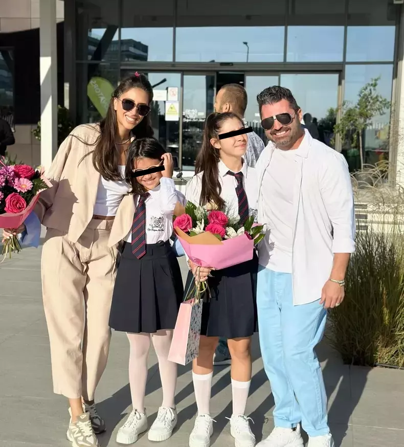 Pepe, alături de fiicele lui, împreună cu soţia sa