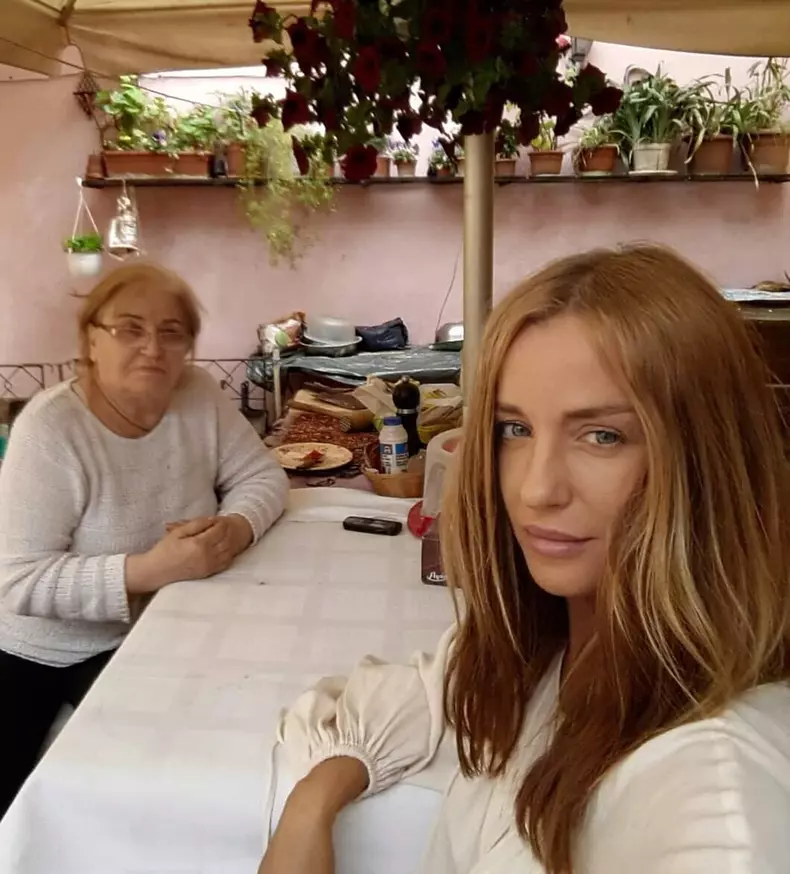 Tania Budi și mama ei, Maria