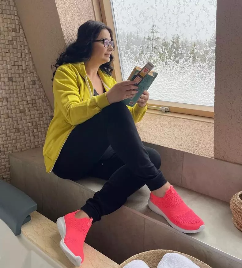 gabriela cristea isi arunca hainele