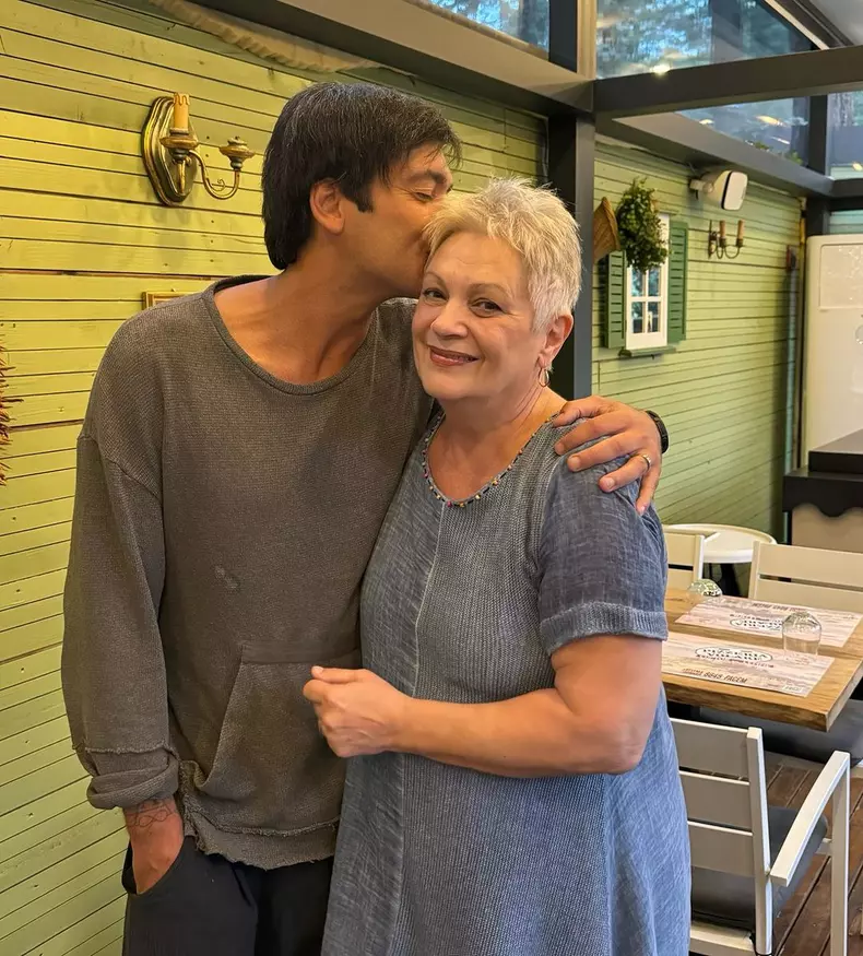 Radu Valcan alaturi de mama lui