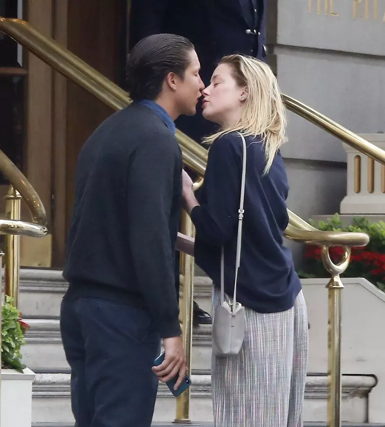 *PREMIUM-EXCLUSIVE* MUST CALL FOR PRICING BEFORE USAGE -Heidi Klum's Ex-boyfriend Vito Schnabel pictured with Actress girlfriend Amber Heard sharing a passionate kiss outside the trendy Ritz Hotel