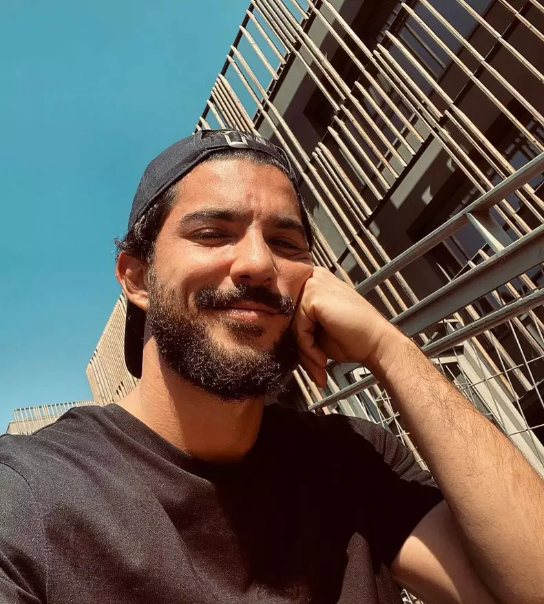 Hande-Ercel-l-ar-fi-uitat-deja-pe-Kerem-Bursin-1