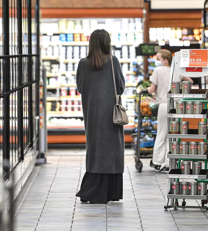 EXCLUSIVE: Angelina Jolie Does Some Grocery Shopping With Daughter Vivienne at Gelson's Supermarket in Hollywood, CA.