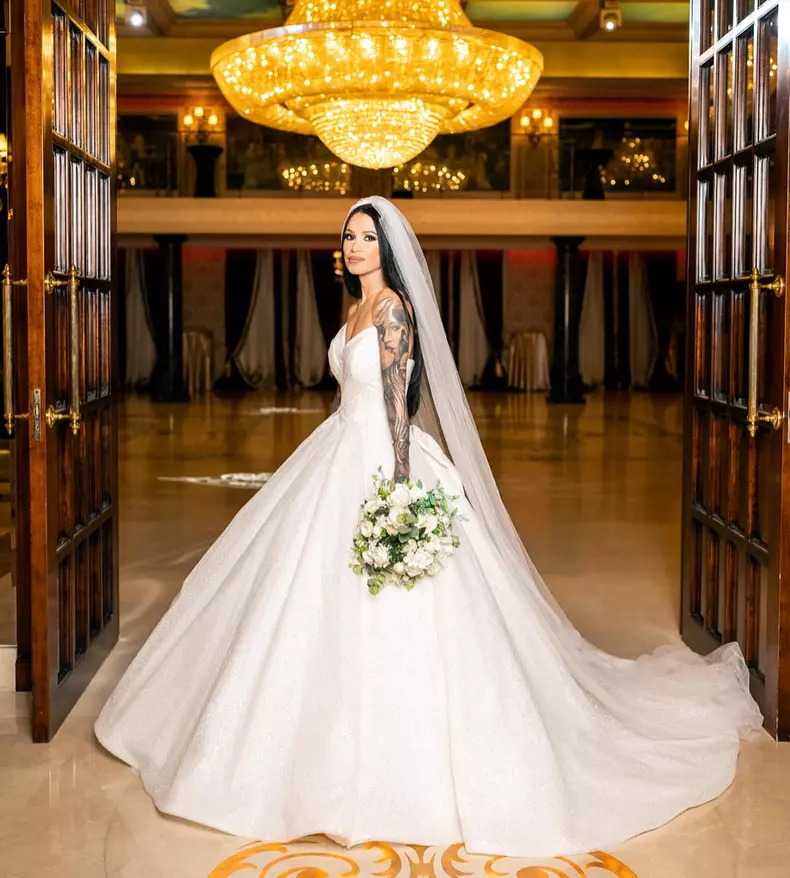 Roxana Vancea, în rochie de mireasă prințesă cu sclipici