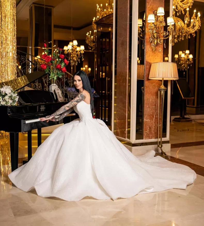 Roxana Vancea, în rochie de mireasă prințesă cu sclipici