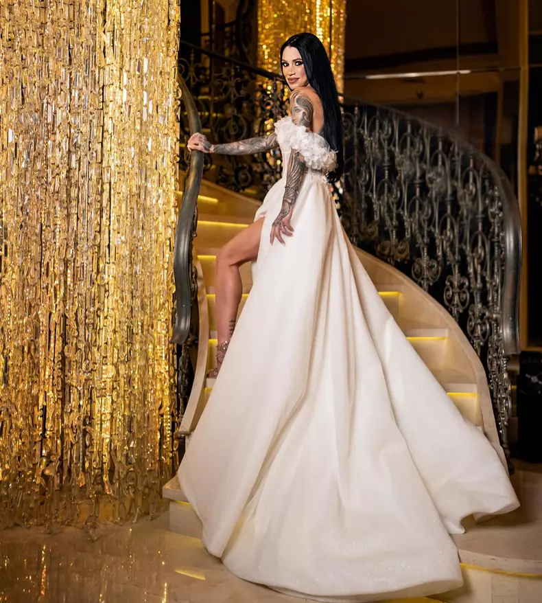 Roxana Vancea, la ședința foto pentru nuntă, într-o rochie de mireasă cu șliț