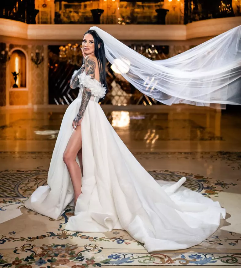 Roxana Vancea, la ședința foto pentru nuntă, într-o rochie de mireasă cu șliț