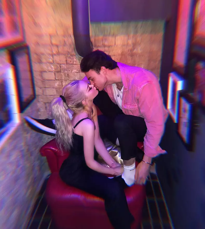Dove Cameron și Thomas Doherty