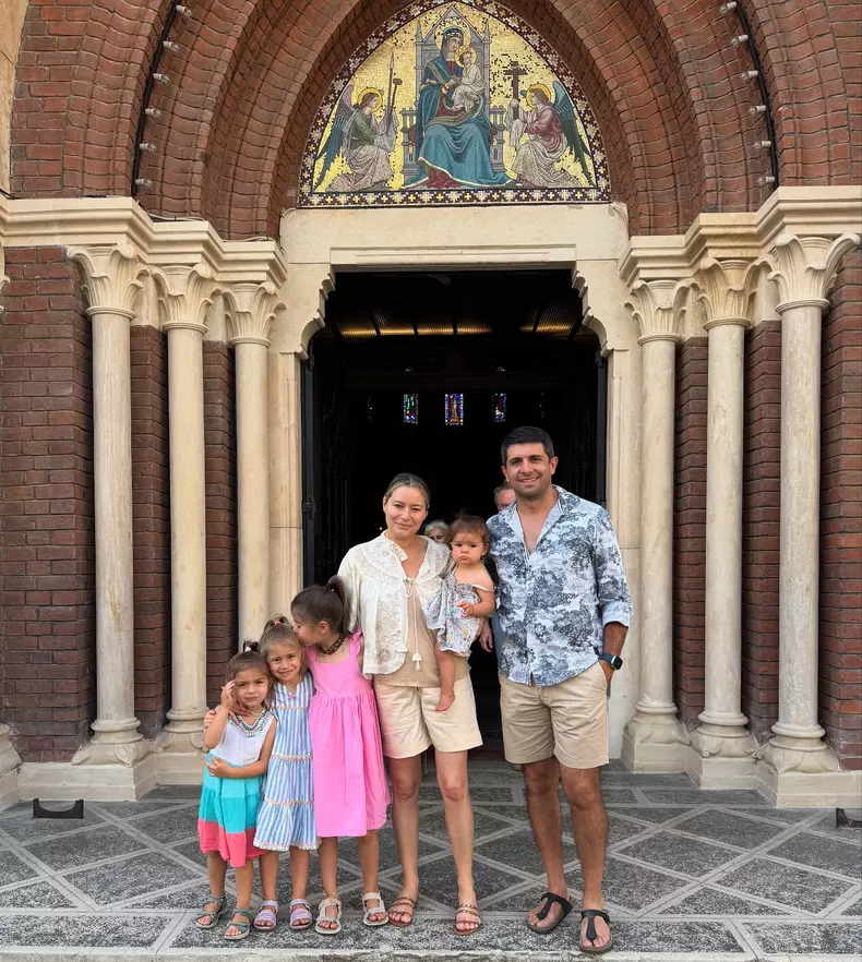 laura cosoi cu familia ei
