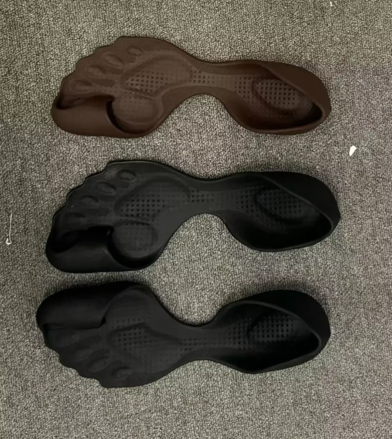 Pantofii zero sau desculți de la Balenciaga (4)