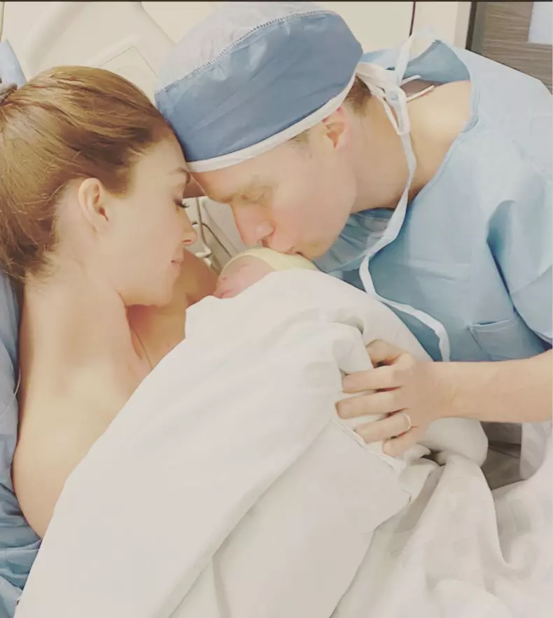 Anahi, sotul ei si fiul lor Emiliano