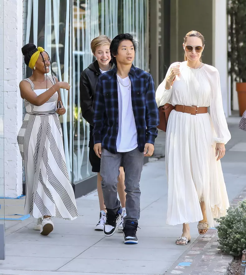 Angelina Jolie, Zahara, Pax si Shiloh