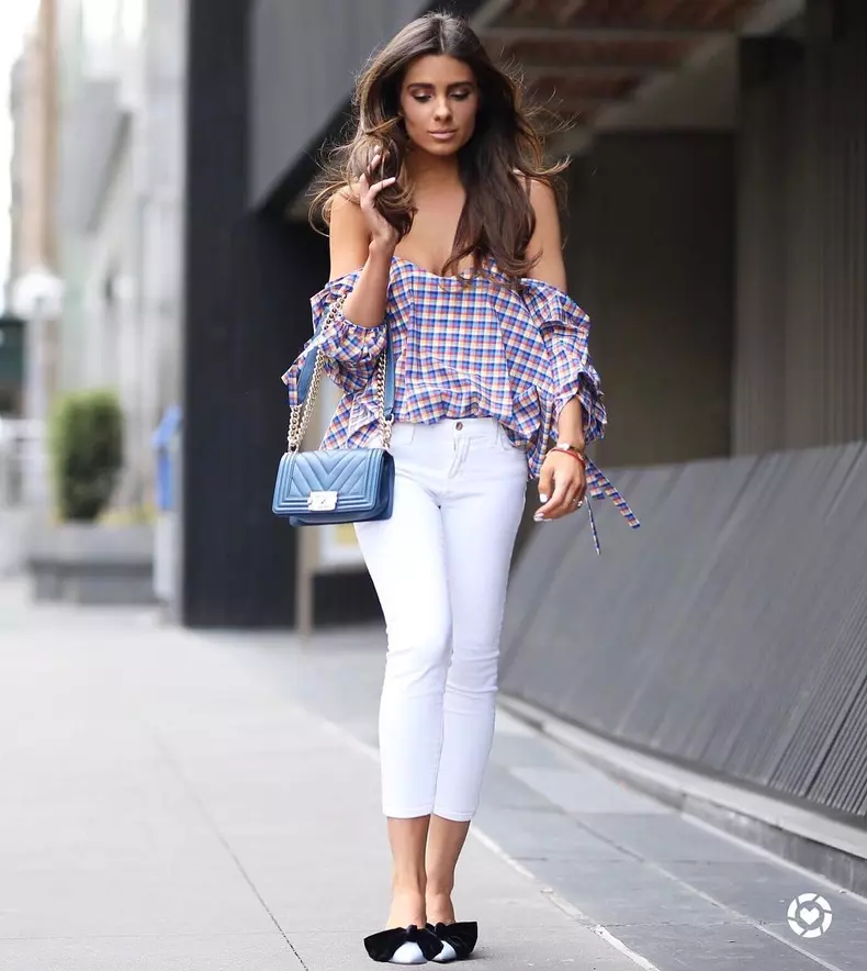 Vei avea o apariție de succes, purtând skinny jeanși albi, împreună cu o bluză în carouri, fără umeri, și o pereche de papuci. Alege o geantă mică, de preferat de aceeași culoare ca bluza, pentru a păstra linia lejeră, dar chic.