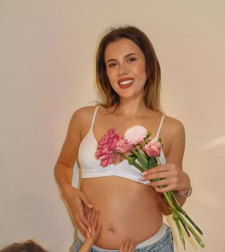 emily-burghelea-insarcinata