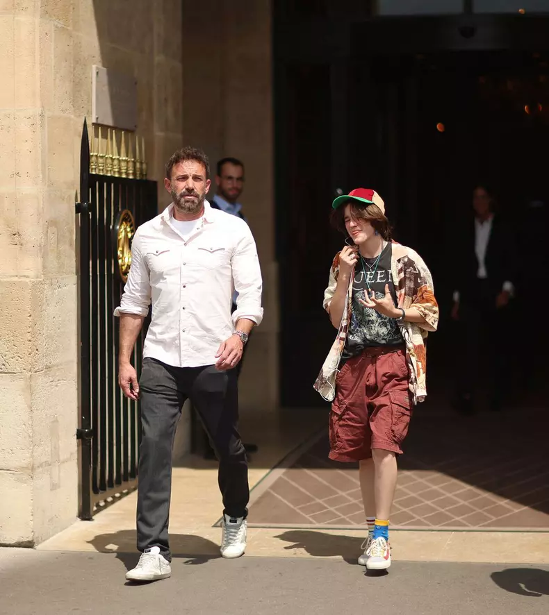 Ben Affleck et sa fille Seraphina vont déjeuner au restaurant de Cyril Lignac, "Aux Prés" à Paris