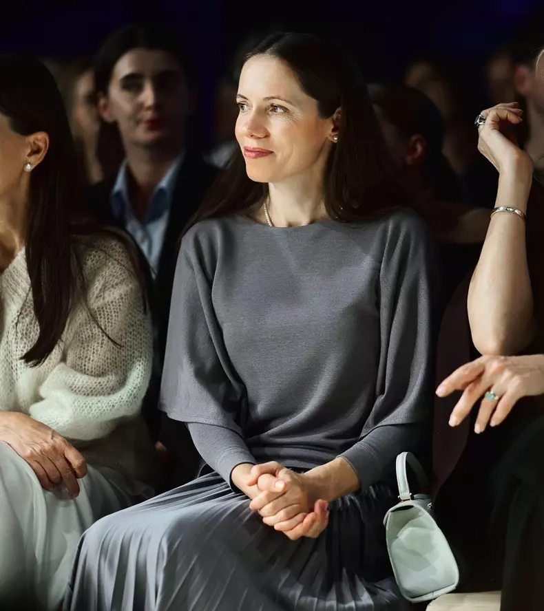 Cum a apărut Mirabela Grădinaru la Romanian Fashion Week. Partenera lui Nicușor Dan a urmărit prezentările din public: „Designerii au nevoie de libertate creativă”