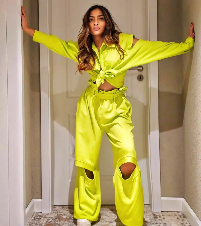 Bella Santiago8