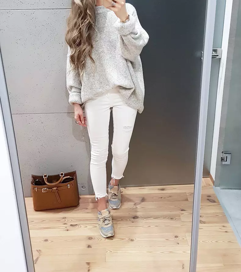 Un outfit super cozy? Bineînțeles!. Poartă o pereche de jeanși albi cu un pulover oversize și sneakersi. Nu există un mix mai ușor de realizat și, cu toate acestea, arată foarte bine!