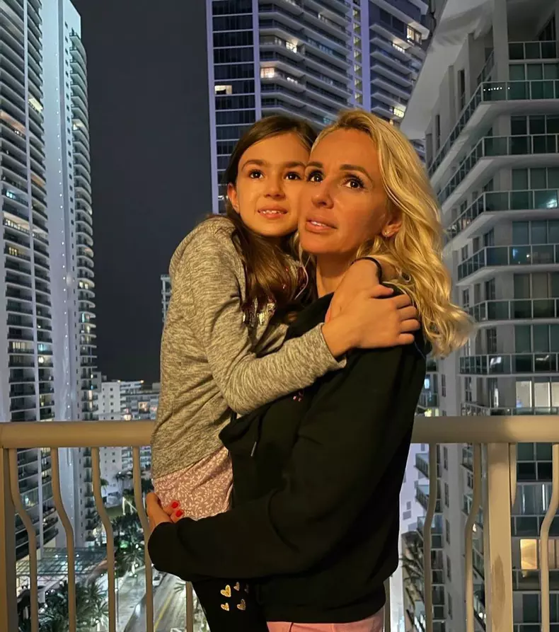 Din nou în țară. Catrinel Sandu a revenit în România, la 10 ani de când s-a mutat în America. Cine a însoțit-o (6)