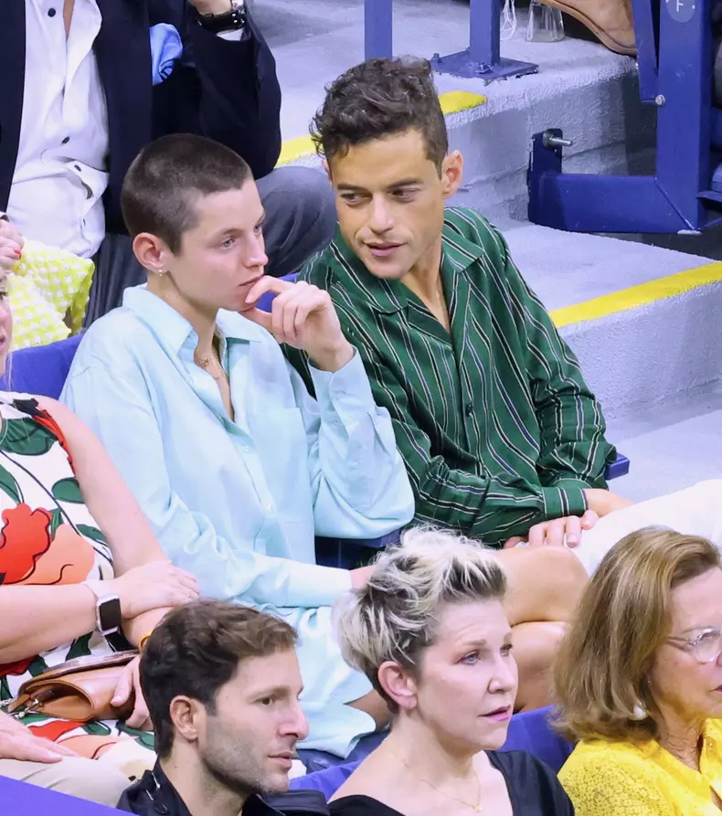 Rami Malek și Emma Corrin formează un cuplu. În ce ipostaze tandre au fost surprinși