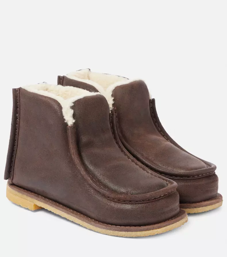 Ghete din piele velur și shearling, JW Anderson, 3.950 lei, magazinul Aparterre