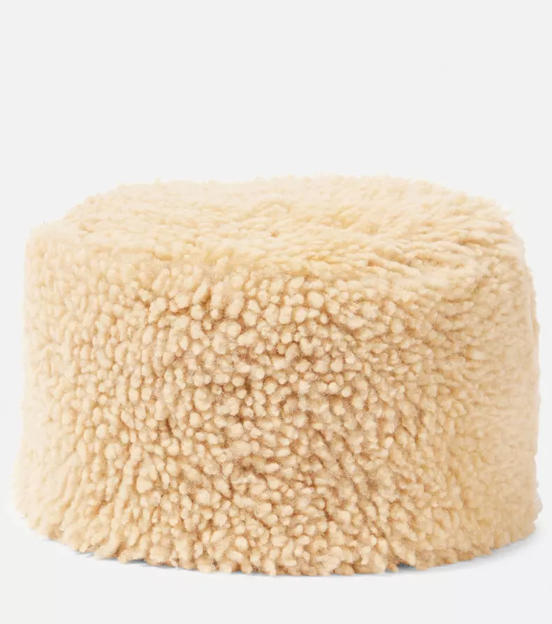 Pălărie din shearling, Toteme, 2.300 lei, magazinul Aparterre